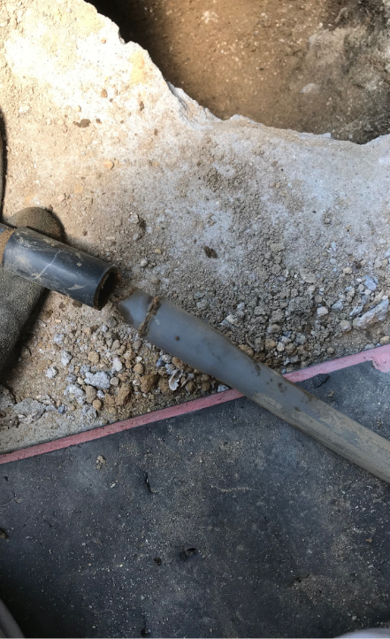 数日前に地震があり 経年劣化した配管が折れていました